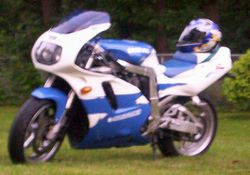 1995-Suzuki-GSX-R750-White-Blue-3931-3.jpg